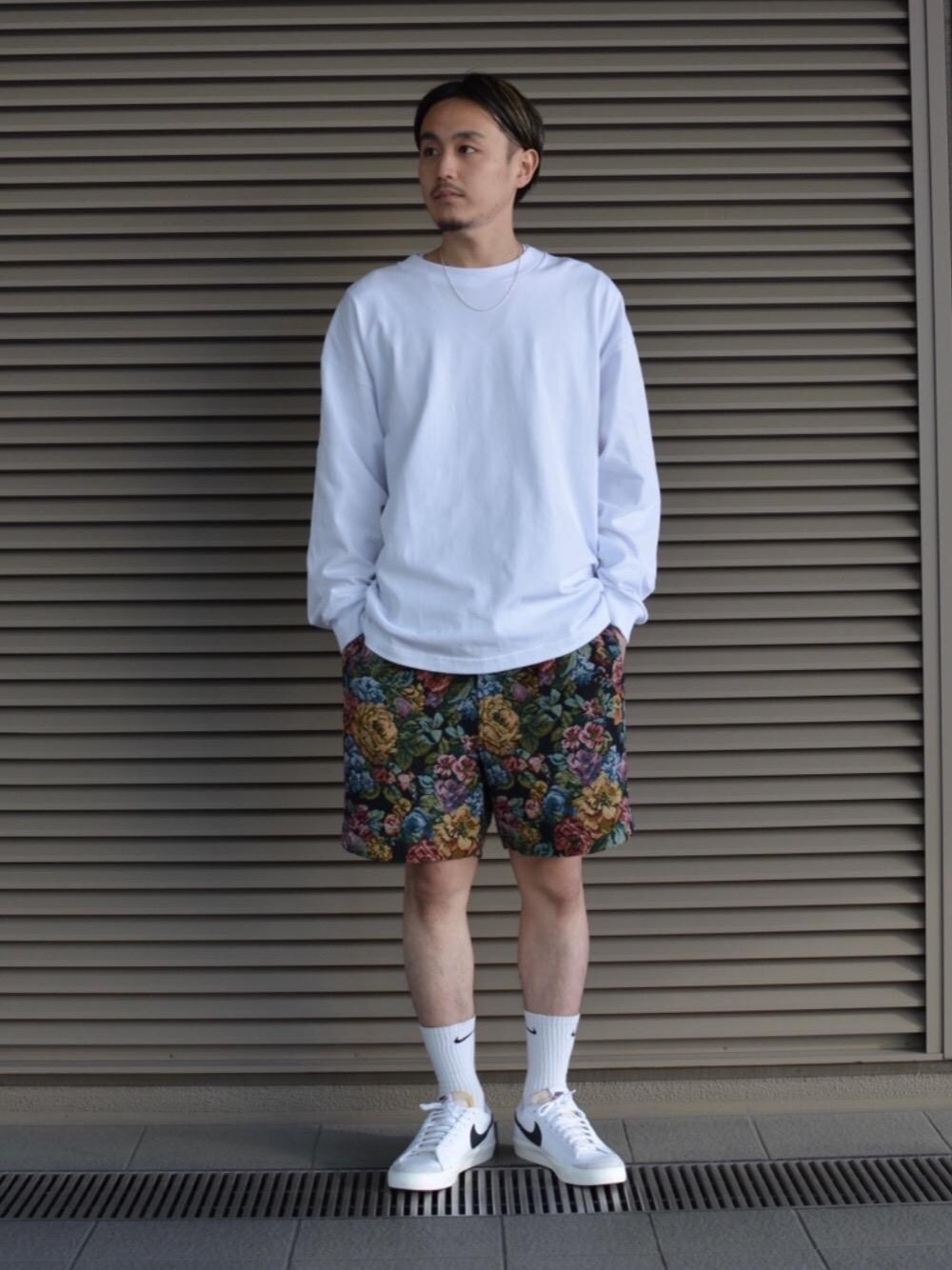ホワイト系のTシャツ/カットソー、ブラック系のその他パンツを着用したメンズの春コーディネートの1枚目の写真