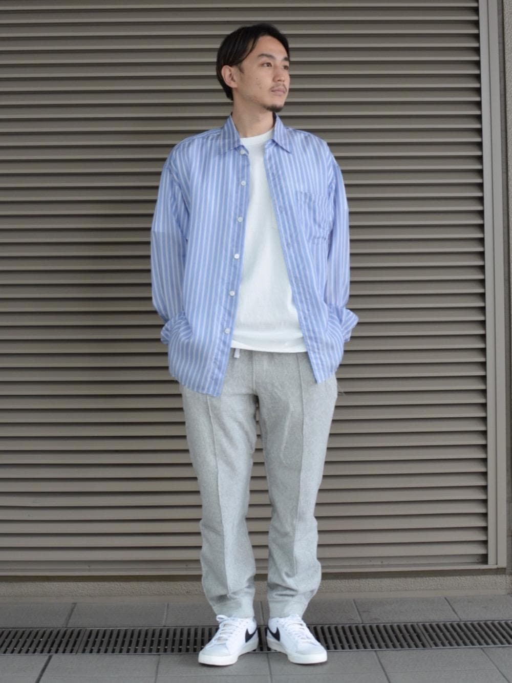 グレー系のその他パンツ、ブルー系のシャツ/ブラウスを着用したメンズの春コーディネートの1枚目の写真