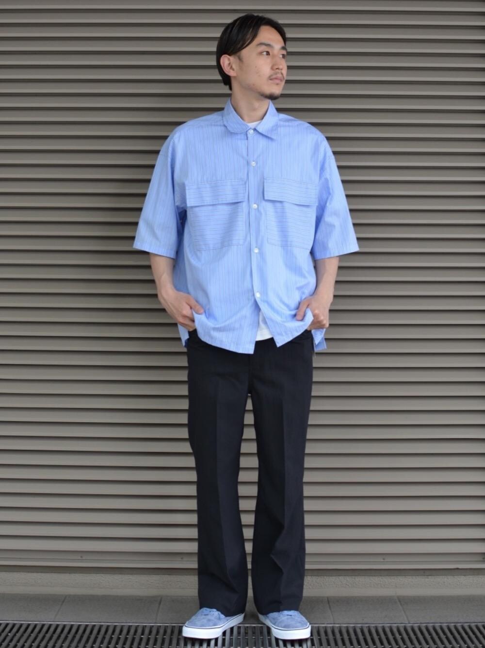 ブラック系のその他パンツ、ブルー系のシャツ/ブラウスを着用したメンズの春コーディネートの1枚目の写真