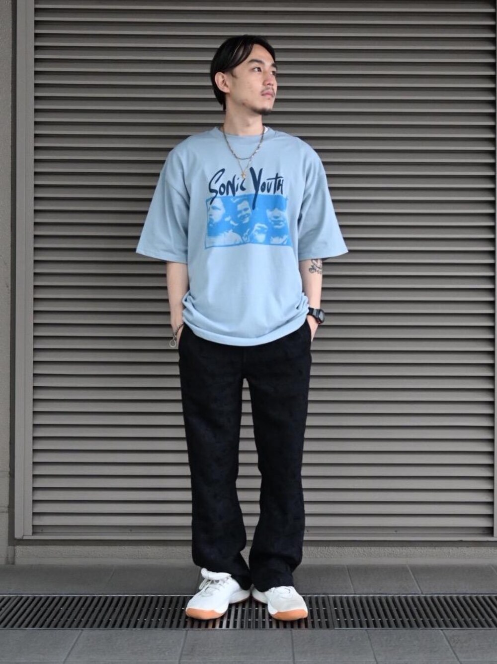 グリーン系のTシャツ/カットソーを着用したメンズの夏コーディネートの1枚目の写真