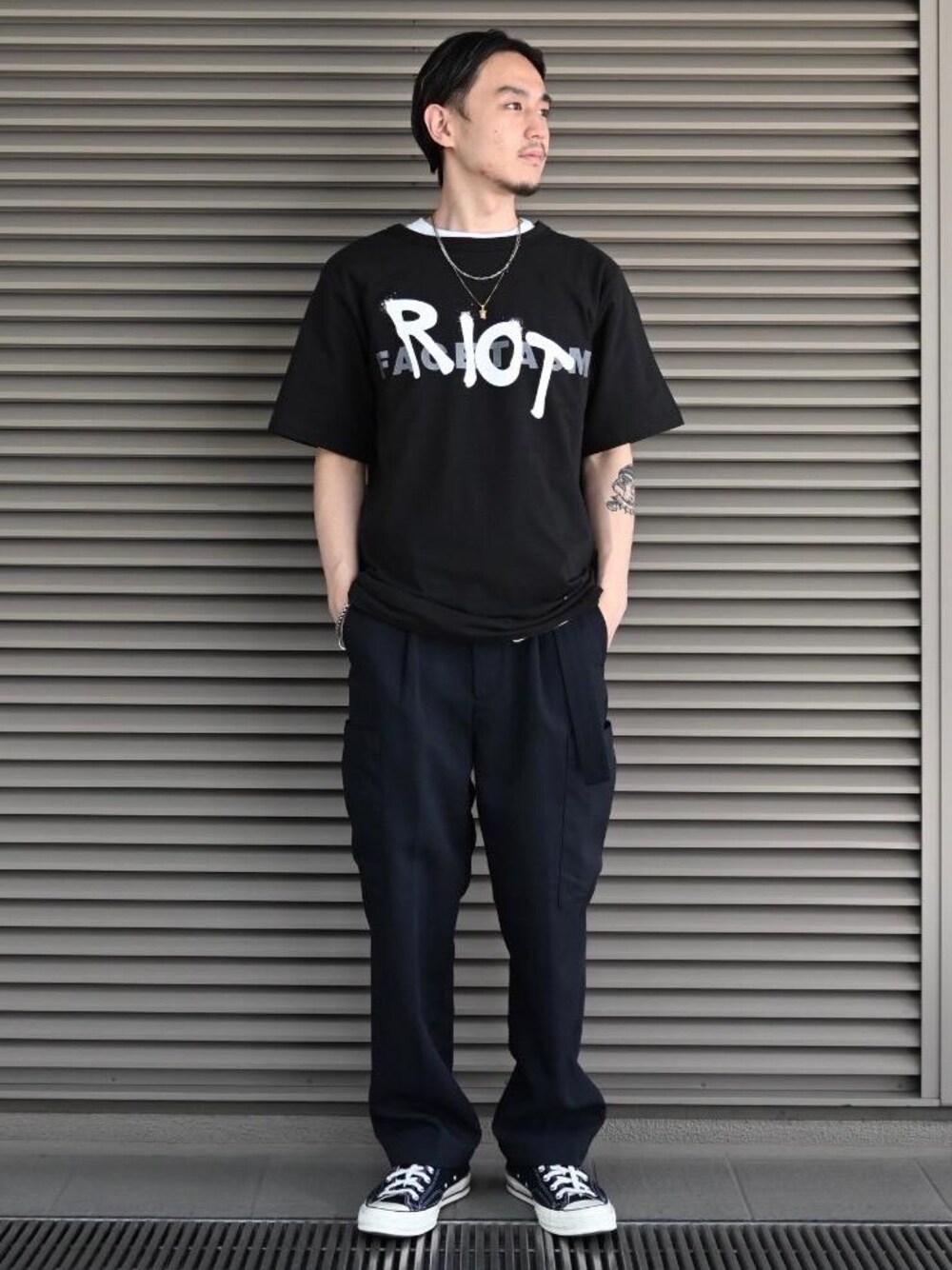ブラック系のその他パンツ、ブラック系のTシャツ/カットソーを着用したメンズの夏コーディネートの1枚目の写真