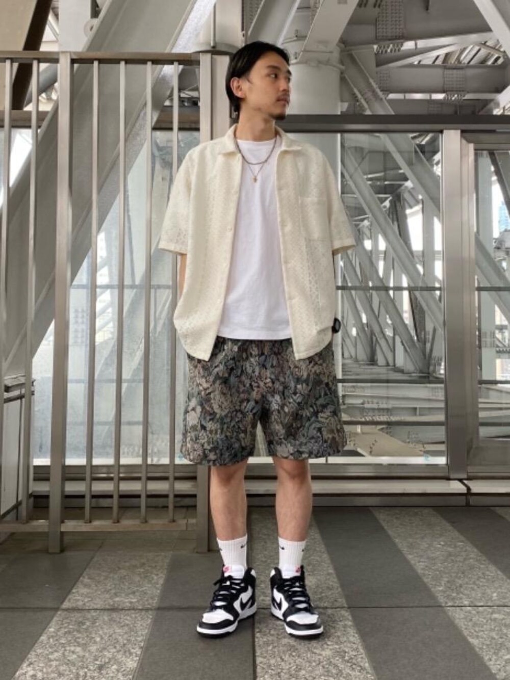 ホワイト系のシャツ/ブラウス、グレー系のその他パンツを着用したメンズの夏コーディネートの1枚目の写真