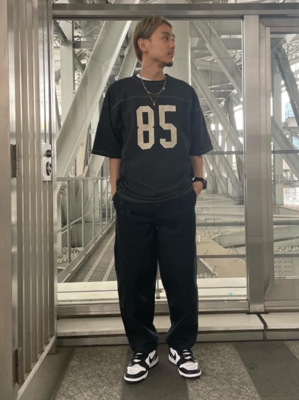 ブラック系のTシャツ/カットソー、ブラック系のその他パンツを着用したメンズの夏コーディネートの1枚目の写真