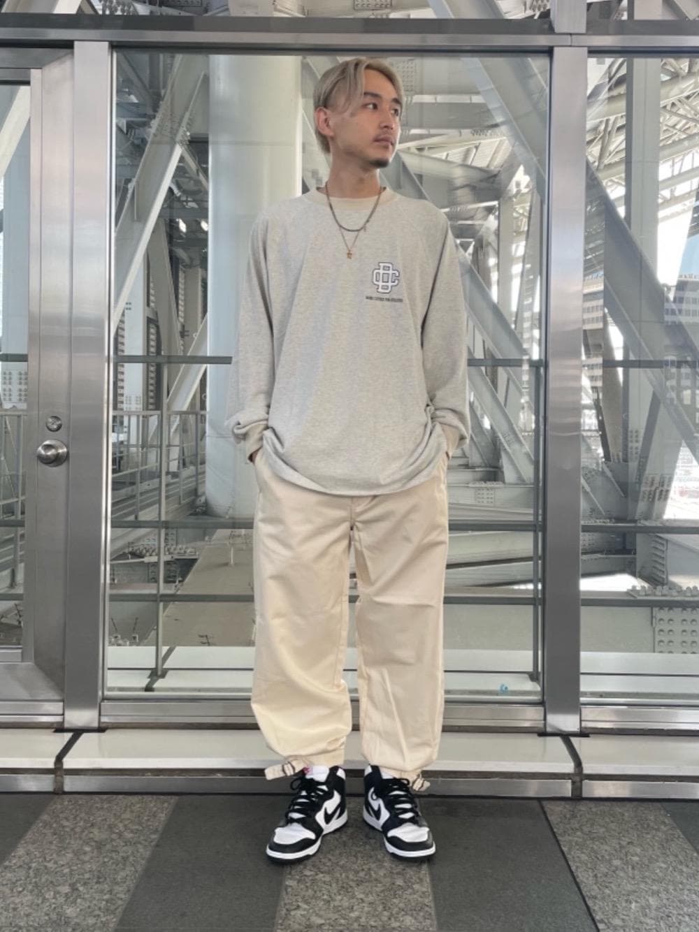 ベージュ系のその他パンツ、ベージュ系のTシャツ/カットソーを着用したメンズの秋コーディネートの1枚目の写真