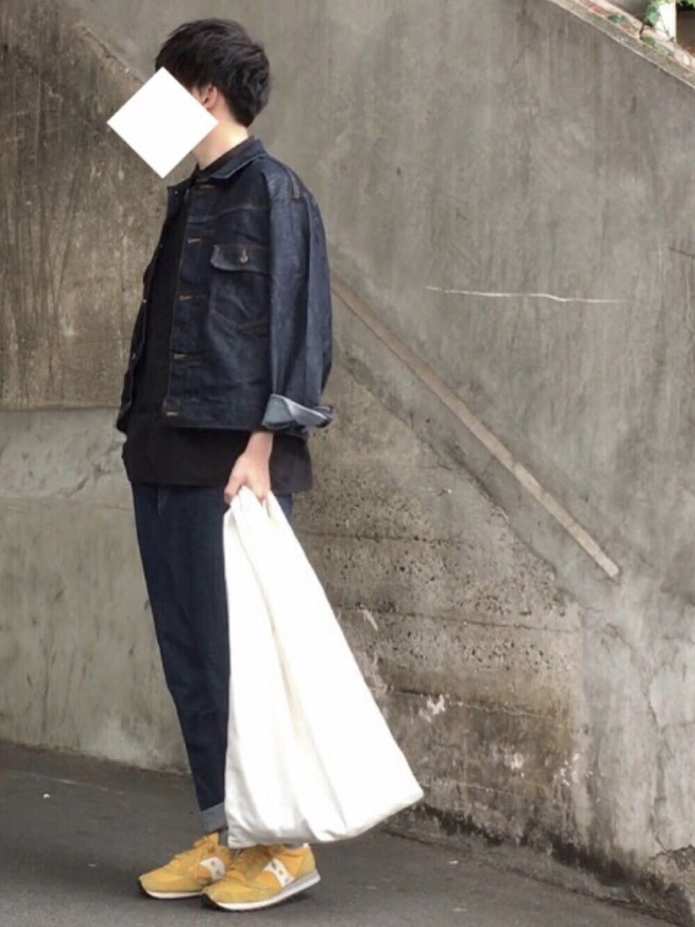 ブルー系のデニムジャケット、ブラック系のシャツ/ブラウス、ブルー系のデニムパンツを着用したメンズの春コーディネートの1枚目の写真