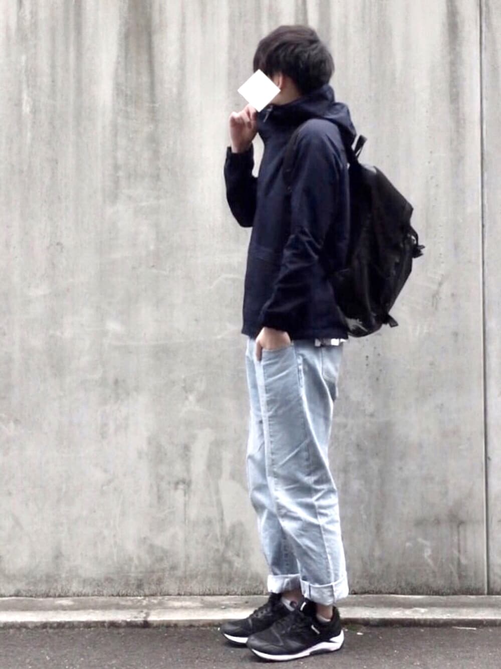 ブルー系のマウンテンパーカー、ブルー系のデニムパンツ、ブラック系のスニーカーを着用したメンズの春コーディネートの1枚目の写真