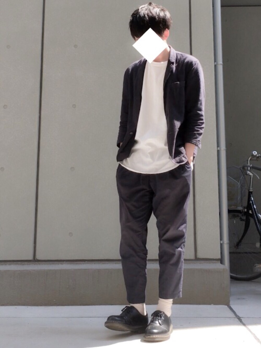 ブルー系のテーラードジャケット、ブルー系のその他パンツ、ブラック系のブーツを着用したメンズの春コーディネートの1枚目の写真