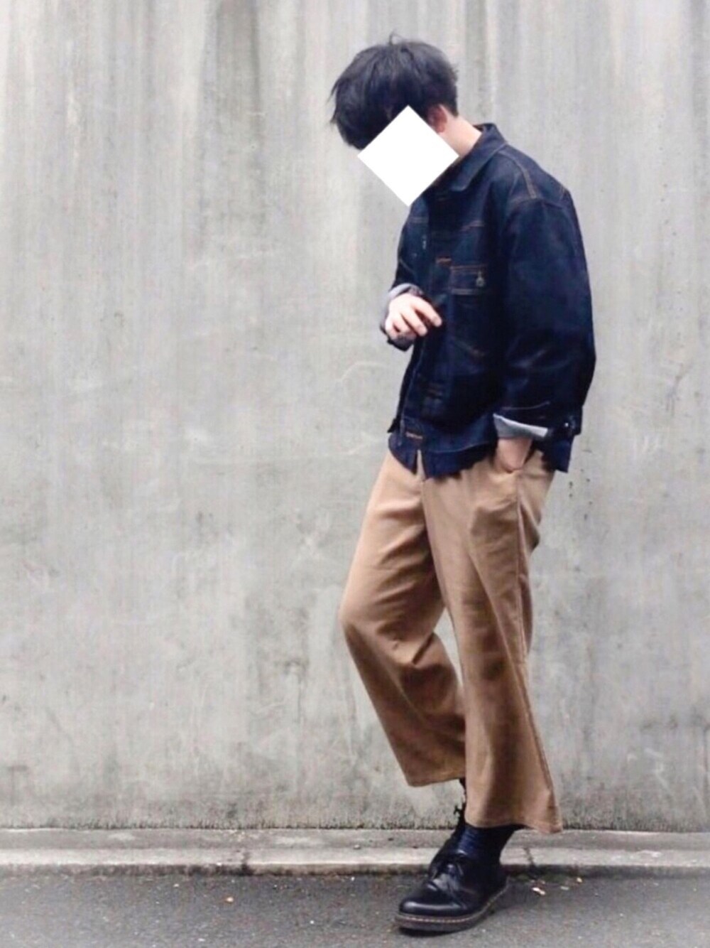 ベージュ系のその他パンツ、ブルー系のシャツ/ブラウス、ブルー系のデニムジャケットを着用したメンズの春コーディネートの1枚目の写真