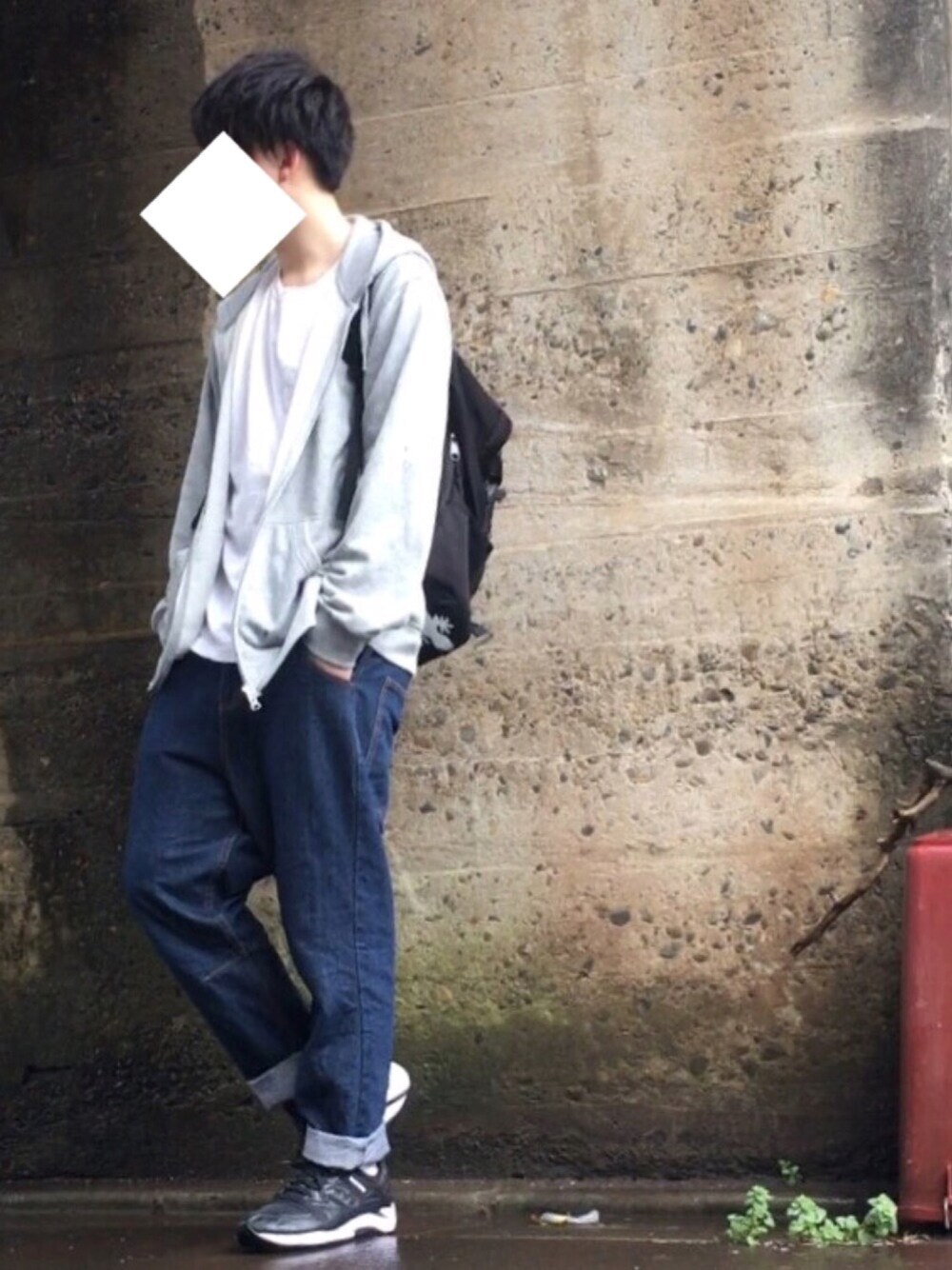 ブルー系のデニムパンツ、ブラック系のスニーカー、ブラック系のバックパック/リュックを着用したメンズの春コーディネートの1枚目の写真