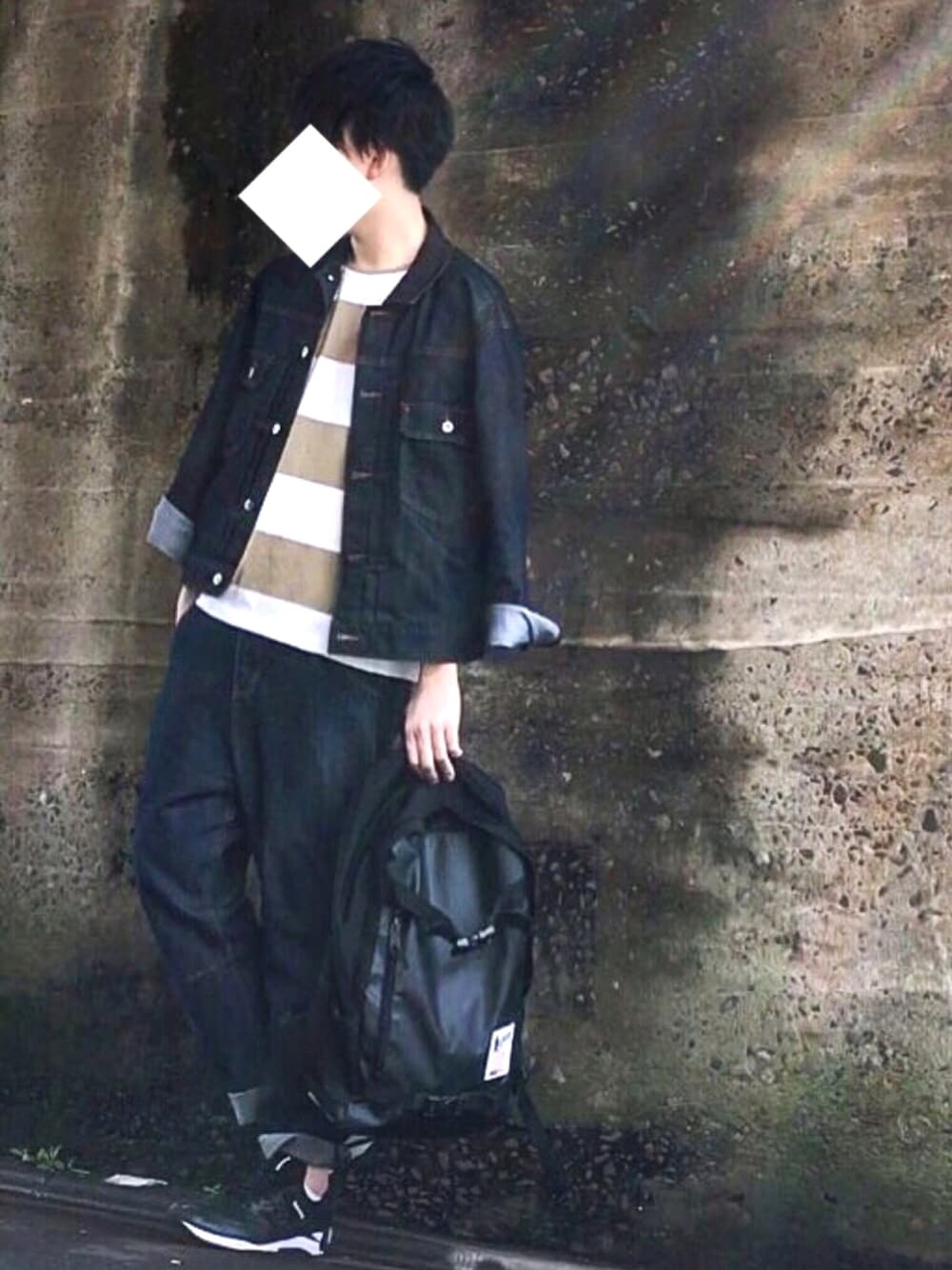 ブルー系のデニムジャケット、ブルー系のデニムパンツ、ブラック系のスニーカーを着用したメンズの春コーディネートの1枚目の写真