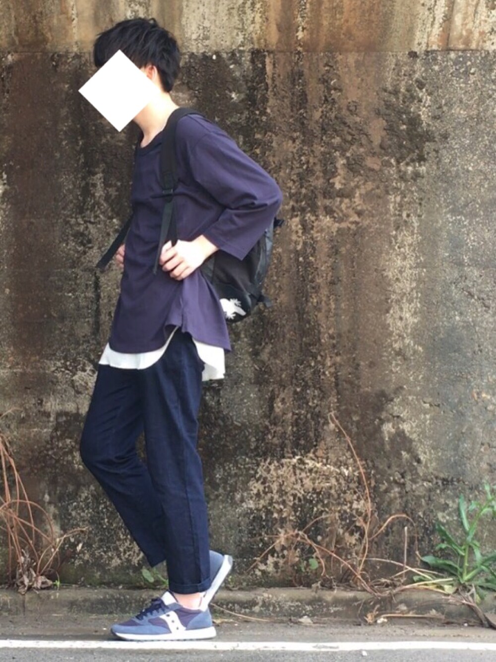 ブルー系のスニーカー、ブルー系のTシャツ/カットソー、ブルー系のデニムパンツを着用したメンズの春コーディネートの1枚目の写真