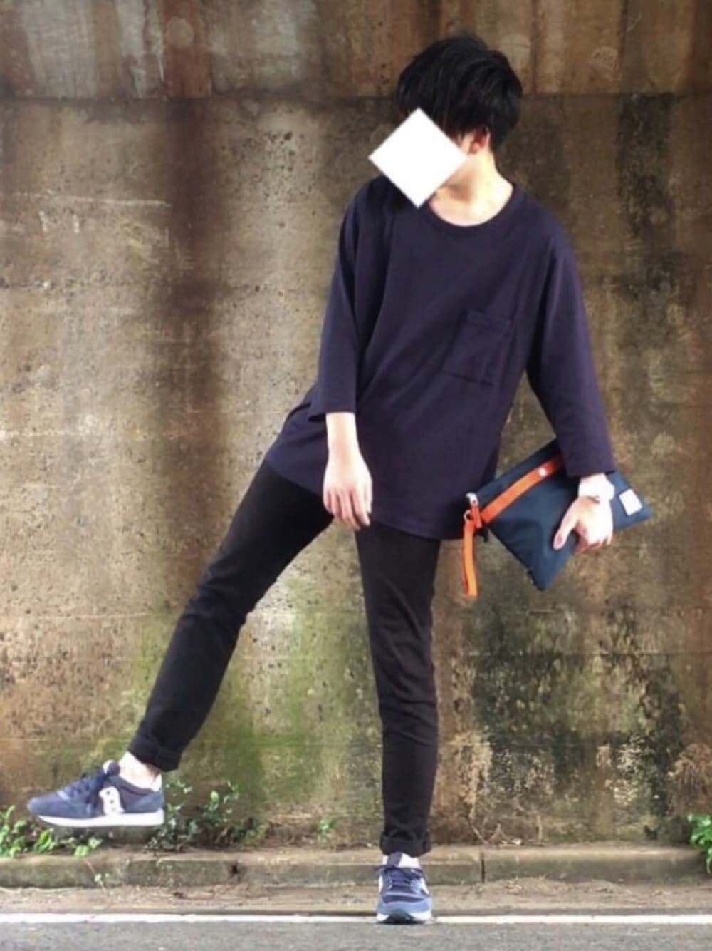 ブルー系のスニーカー、ブルー系のクラッチバッグ、ブルー系のTシャツ/カットソーを着用したメンズの春コーディネートの1枚目の写真