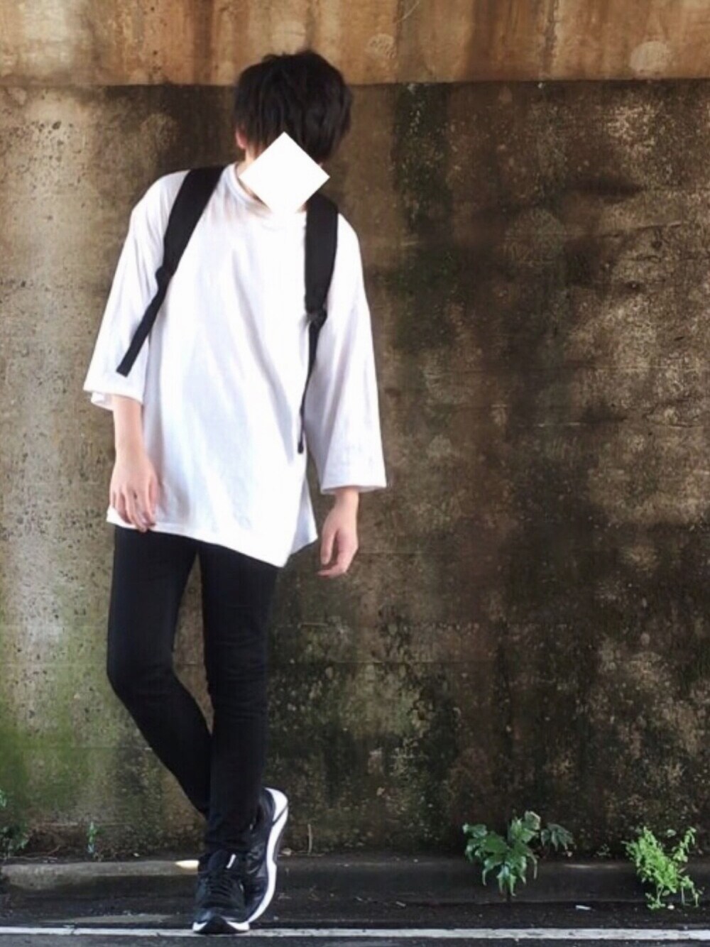 ブラック系のスニーカー、ブラック系のその他パンツ、ホワイト系のTシャツ/カットソーを着用したメンズの春コーディネートの1枚目の写真