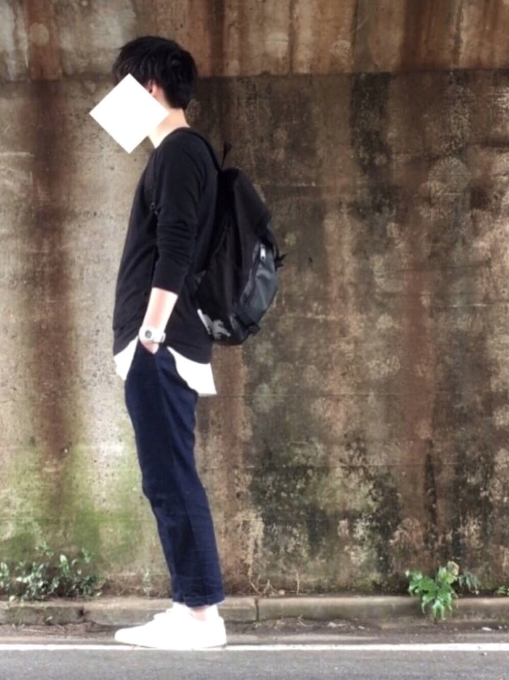 ホワイト系のスニーカー、ホワイト系のタンクトップ、ブルー系のデニムパンツを着用したメンズの春コーディネートの1枚目の写真