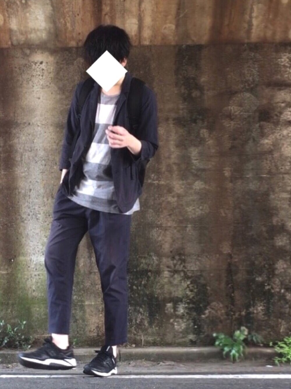 ブラック系のスニーカー、ブルー系のその他パンツ、ブルー系のテーラードジャケットを着用したメンズの春コーディネートの1枚目の写真