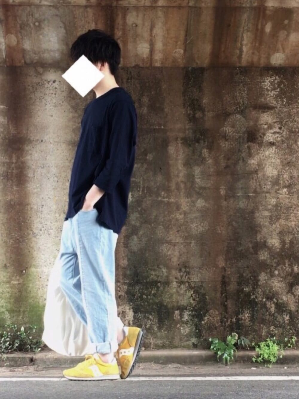 イエロー系のスニーカー、ブルー系のデニムパンツ、ホワイト系のトートバッグを着用したメンズの春コーディネートの1枚目の写真