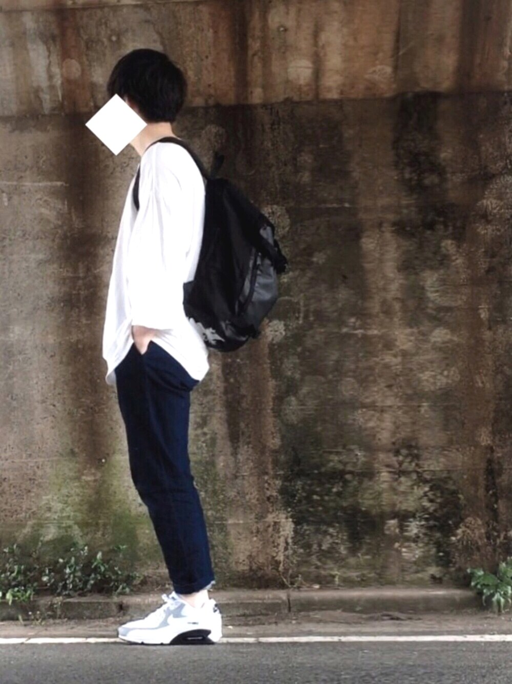 ホワイト系のスニーカー、ホワイト系のTシャツ/カットソー、ブルー系のデニムパンツを着用したメンズの春コーディネートの1枚目の写真