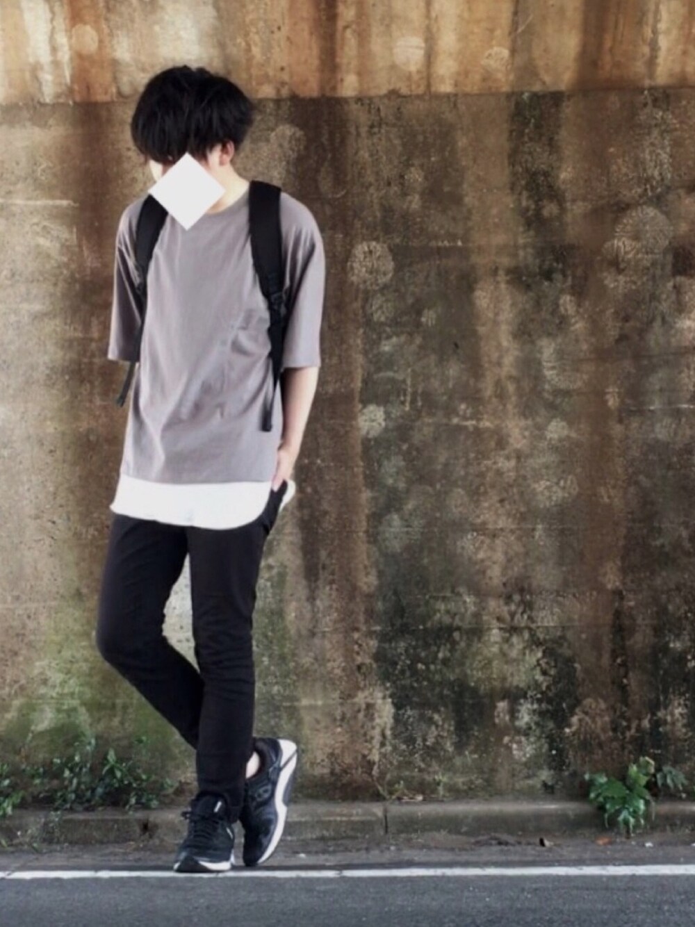 グレー系のTシャツ/カットソー、ホワイト系のタンクトップ、ブラック系のスニーカーを着用したメンズの春コーディネートの1枚目の写真