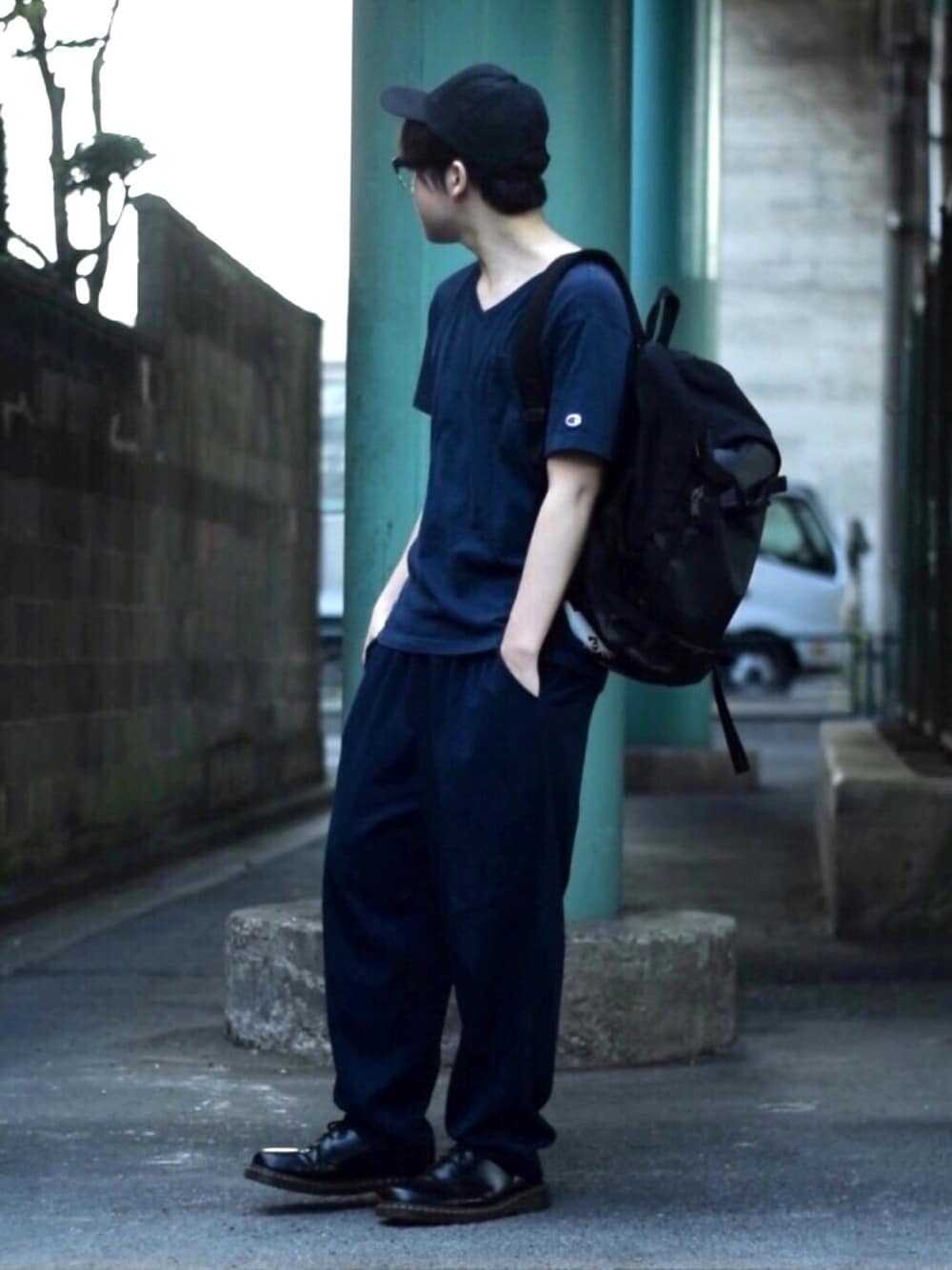 ブラック系のブーツ、ブルー系のパンツ、ブルー系のTシャツ/カットソーを着用したメンズの春コーディネートの1枚目の写真