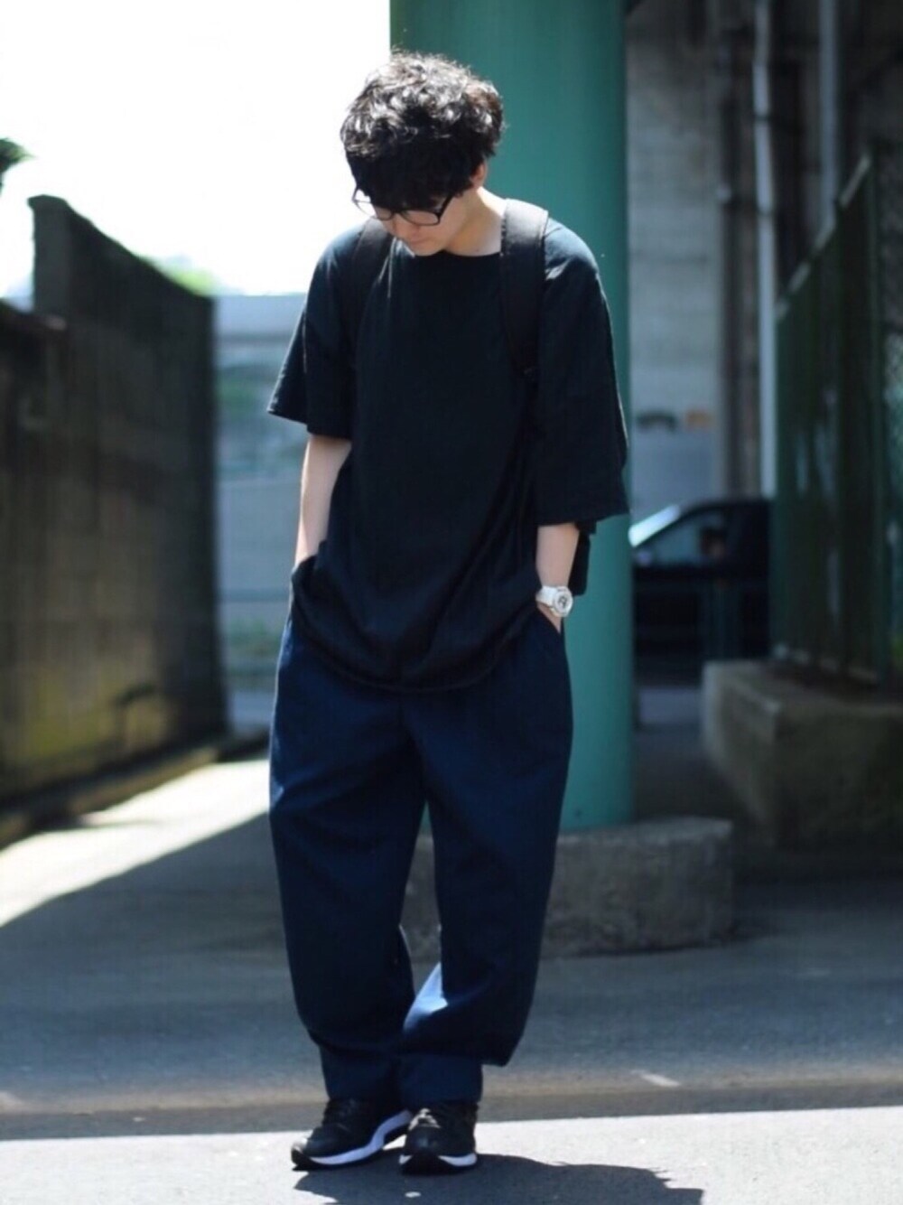 ブラック系のTシャツ/カットソー、ブルー系のパンツ、ブラック系のスニーカーを着用したメンズの夏コーディネートの1枚目の写真