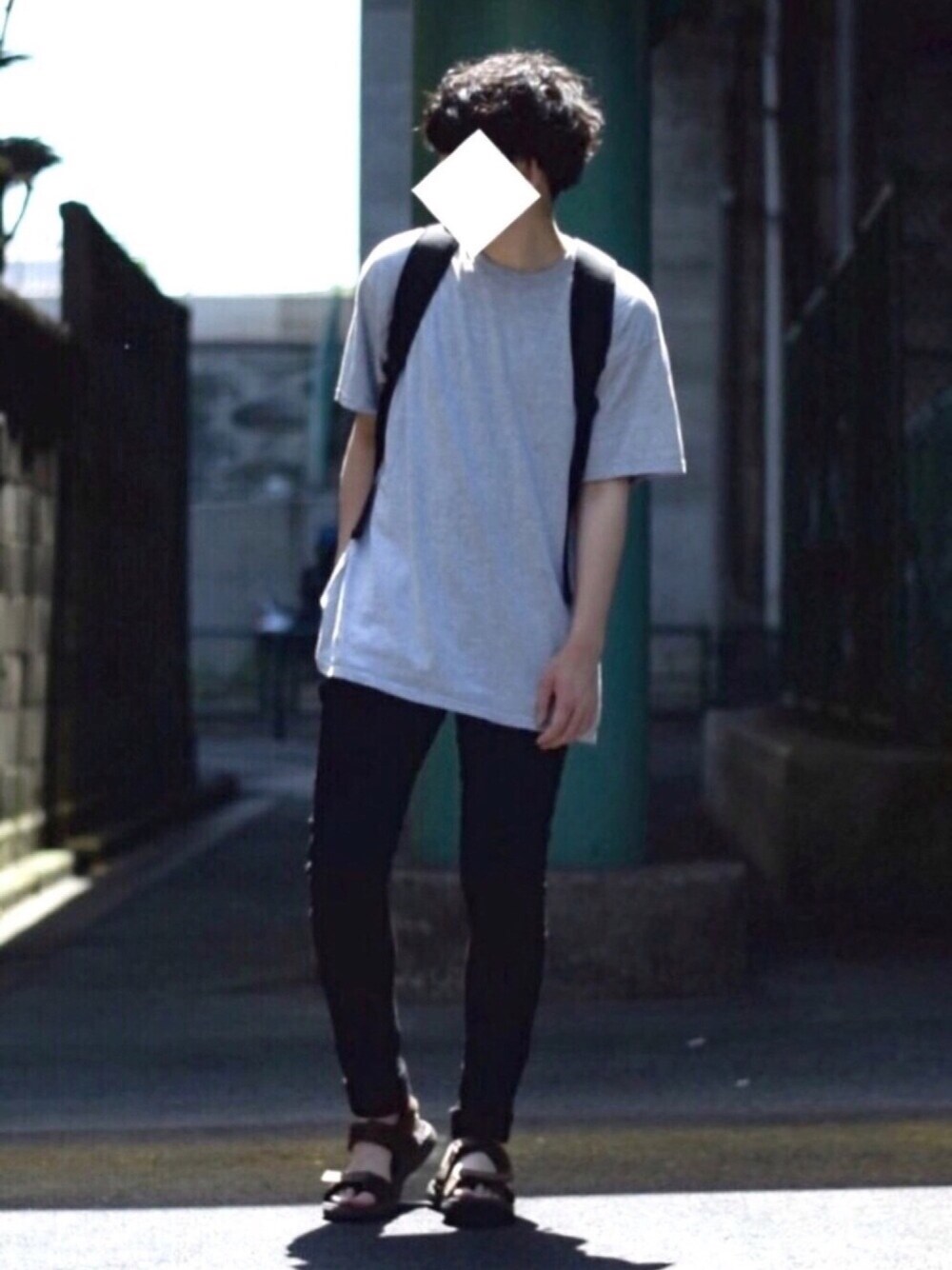 ブラウン系のサンダル、ブラック系のその他パンツ、グレー系のTシャツ/カットソーを着用したメンズの夏コーディネートの1枚目の写真