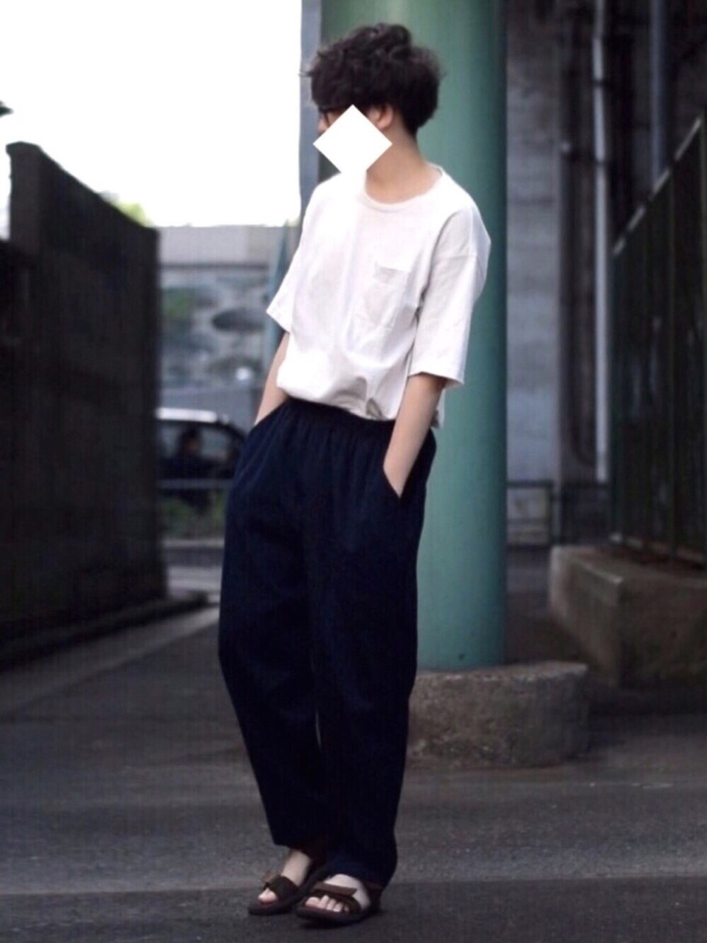 ブラウン系のサンダル、ブルー系のパンツ、ホワイト系のTシャツ/カットソーを着用したメンズの夏コーディネートの1枚目の写真