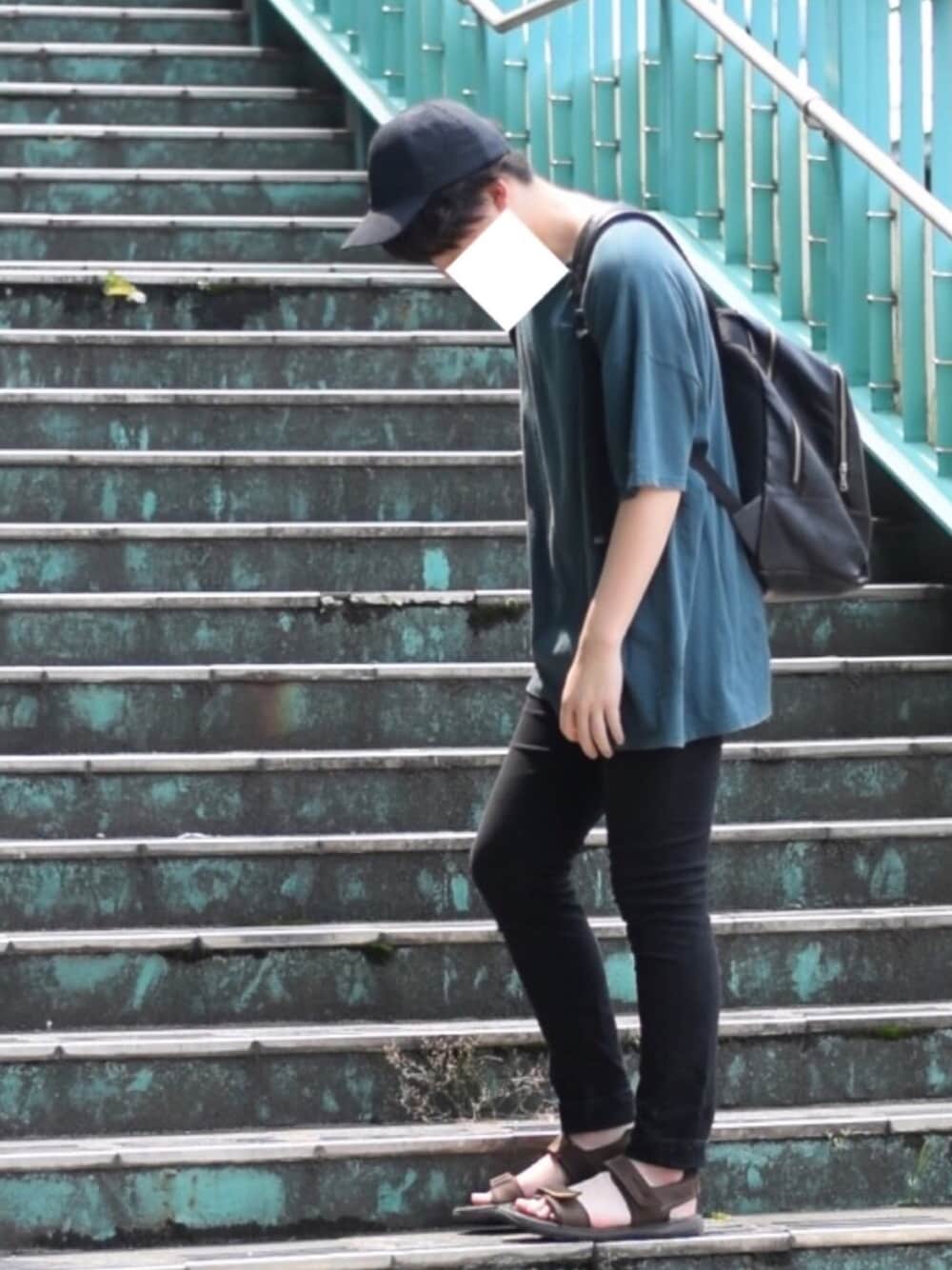 ブラウン系のサンダル、ブラック系のその他パンツ、グリーン系のTシャツ/カットソーを着用したメンズの夏コーディネートの1枚目の写真