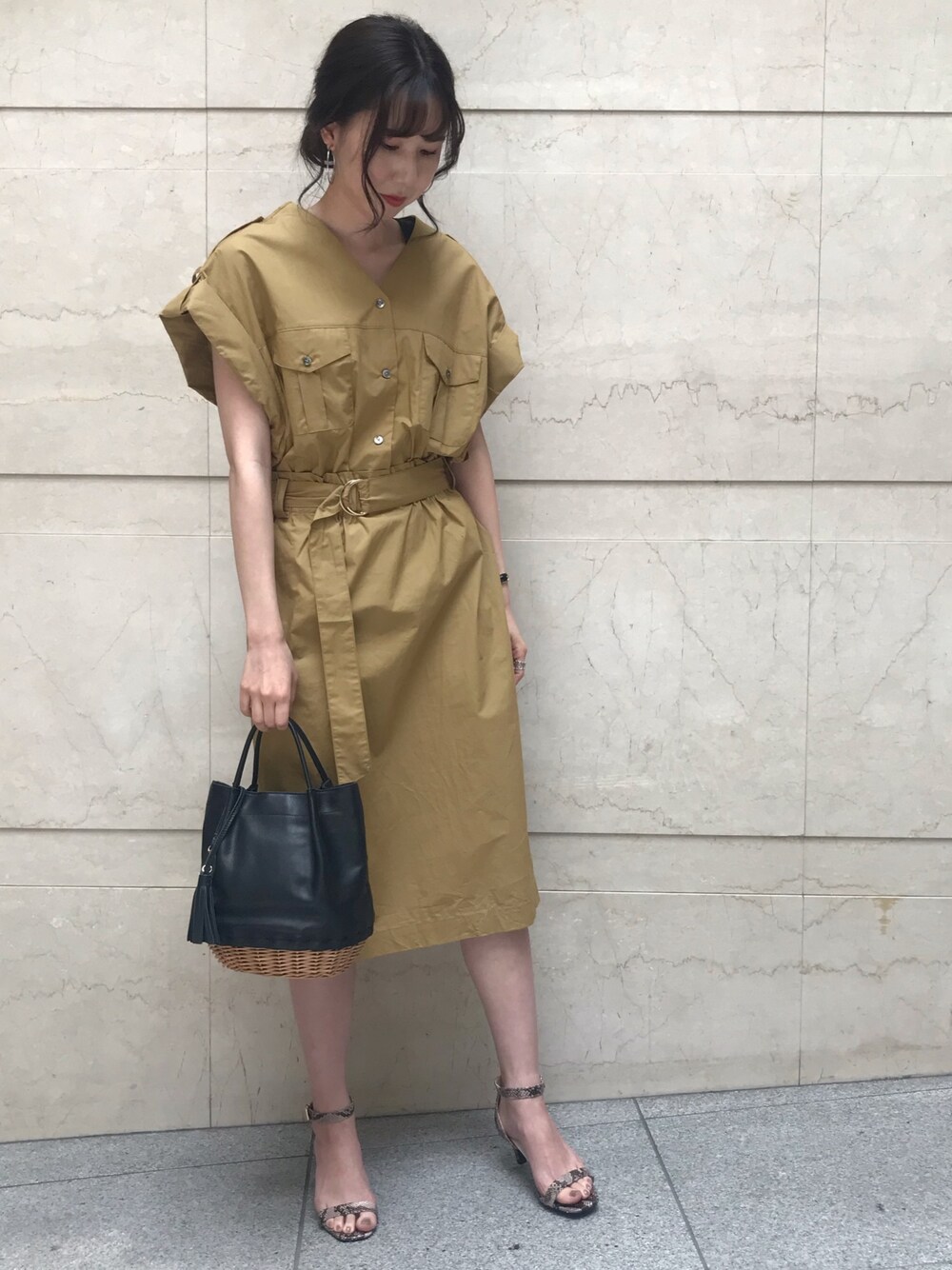 イエロー系のワンピース、その他のサンダルを着用したレディースの夏コーディネートの1枚目の写真