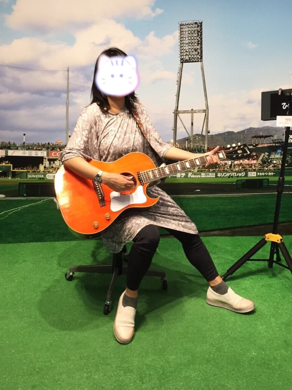グレー系のワンピース、ホワイト系のスリッポン、ブラック系のレギンス/スパッツを着用したレディースの秋コーディネートの1枚目の写真