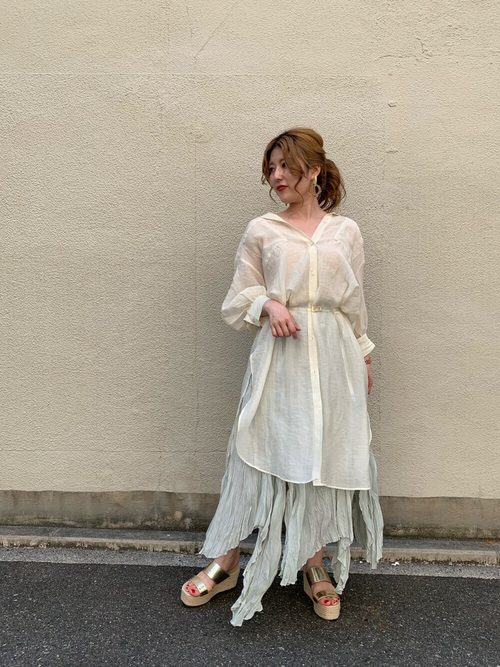 「オトナカジュアル、低身長コーデ、おしゃれさんと繋がりたい、シンプルコーデ、ラクチンコーデ、サンダル、フーズフーチコ、who's who chico」｜「Chicoの8分袖シアーシャツワンピース（シャツワンピース、ホワイト系）」を使った、akane akanumaさん（レディース・155cm）の春コーディネートの1枚目の写真
