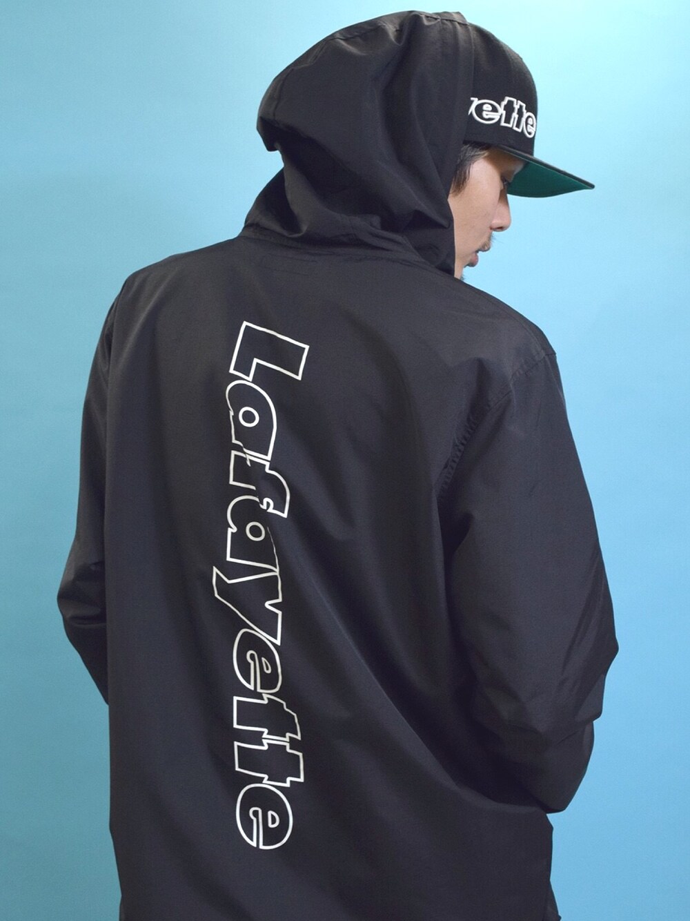 「春コーデ、ストリート、lafayette、アノラックパーカー、アノラック、ニューヨーク」｜「LafayetteのLIMITED OUTLINE HUGE LOGO ANORAK JACKET（ナイロンジャケット、ブラック系）」を使った、PRIVILEGE CREWさん（メンズ・182cm）の春コーディネートの1枚目の写真