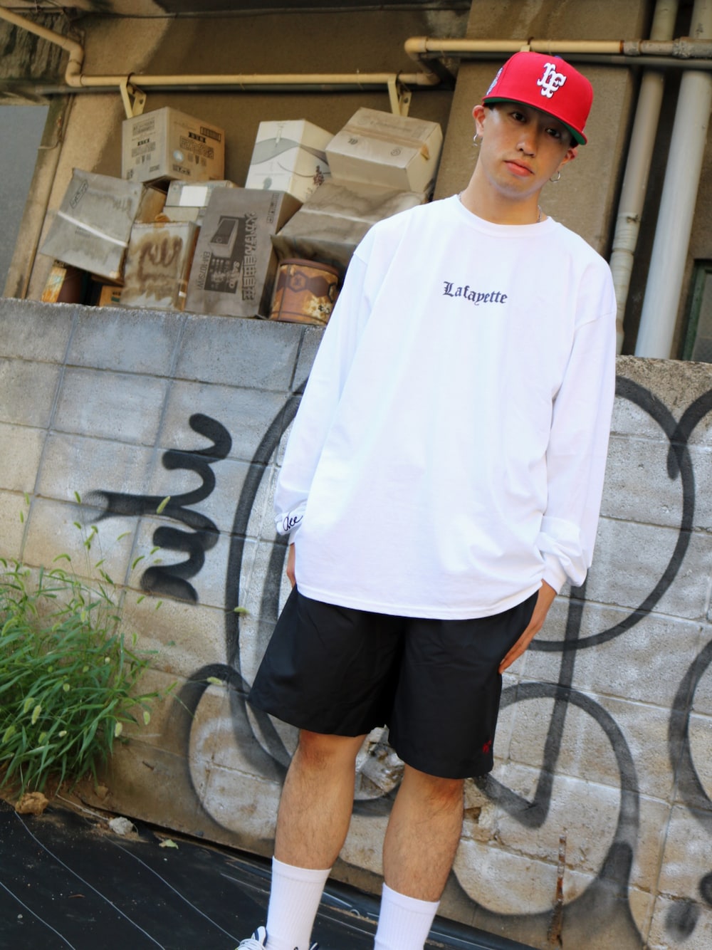 「lafayette、PRIVILEGE、ストリート、ニューヨーク、カジュアル」｜「LafayetteのLafayette × dee - BLACK LETTER L/S TEE（Tシャツ/カットソー、ホワイト系）」を使った、PRIVILEGE CREWさん（メンズ・182cm）の夏コーディネートの1枚目の写真