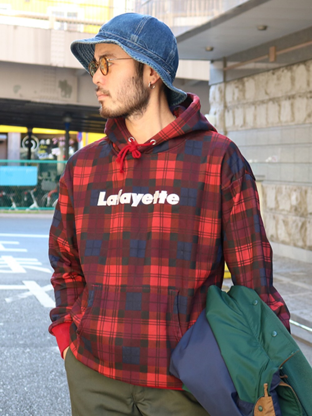 「lafayette、ラファイエット、ストリート、パーカー、チェック、スウェット、プルオーバー、オーバーサイズ」｜「Lafayetteのラファイエット ロゴ プレイド プルオーバー スウェットパーカー チェック柄 [Lafayette LOGO PLAID PULLOVER SWEATSHIRT]（パーカー、レッド系）」を使った、PRIVILEGE CREWさん（メンズ・175cm）の秋コーディネートの1枚目の写真