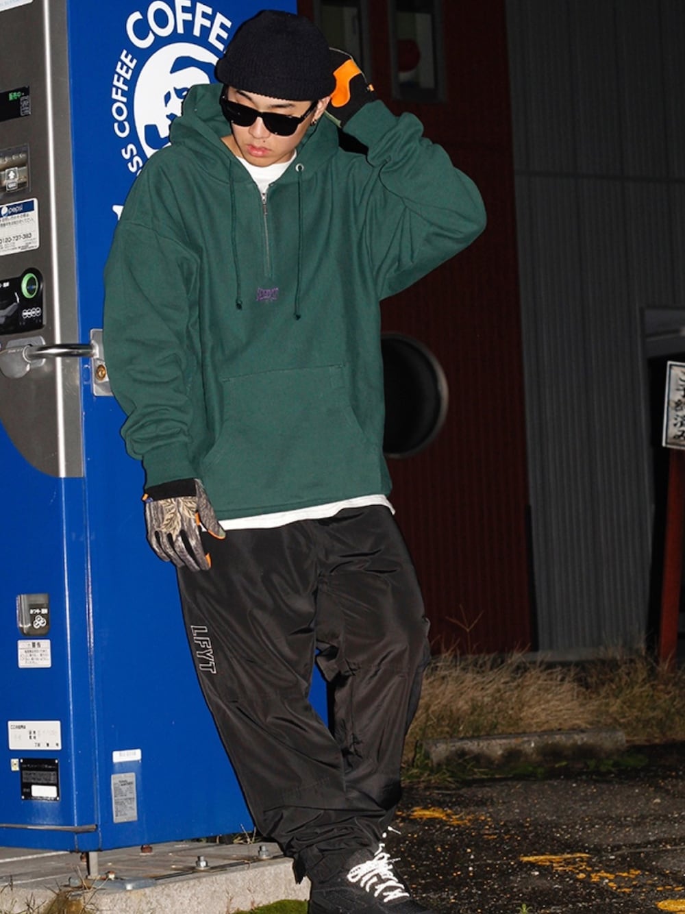 「lafayette、ラファイエット、ストリート、オーバーサイズ、フィラ、FILA、トラックパンツ、ナイロンパンツ、スニーカー」｜「LFYTのラファイエット [Lafayette] × フィラ [FILA] - コラボ ロゴ 刺繍 クラシック トラックパンツ [CLASSIC TRACK PANTS]（その他パンツ、ブラック系）」を使った、PRIVILEGE CREWさん（メンズ・175cm）の秋コーディネートの1枚目の写真