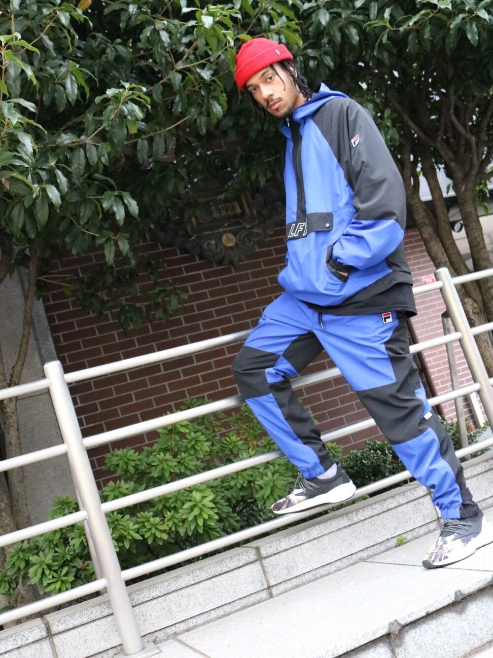 「lafayette、ラファイエット、FILA、フィラ、セットアップ、ストリート、アノラックパーカー、トラックパンツ」｜「LFYTのラファイエット [Lafayette] × フィラ[FILA] - コラボ ロゴ 刺繍 クラシック アノラックパーカー ジャケット[CLASSIC ANORAK JACKET]（ナイロンジャケット、ブルー系）」を使った、PRIVILEGE CREWさん（メンズ・187cm）の秋コーディネートの1枚目の写真
