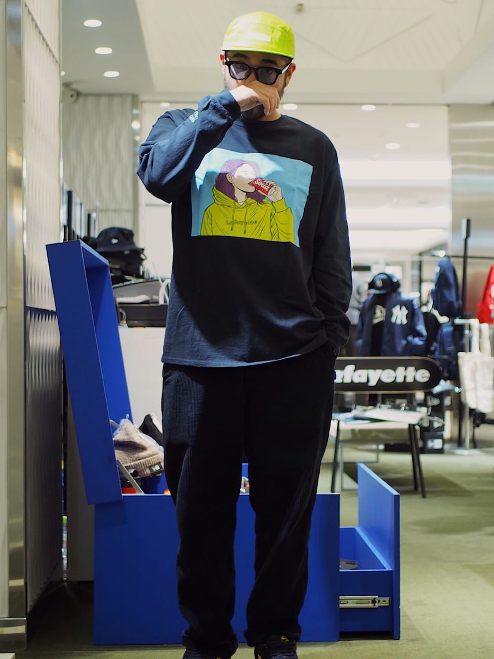 「コラボ、ストリート、ラファイエット、lafayette、ロンT、キャップ、オーバーサイズ」｜「LFYTの【限定受注アイテム】ラファイエット コラボ イラスト ガールズ ロングスリーブ 長袖 Tシャツ [Lafayette × THIAGO VILLAS BOAS GIRLS L/S TEE]（Tシャツ/カットソー、ホワイト系）」を使った、PRIVILEGE CREWさん（メンズ・175cm）の秋コーディネートの1枚目の写真