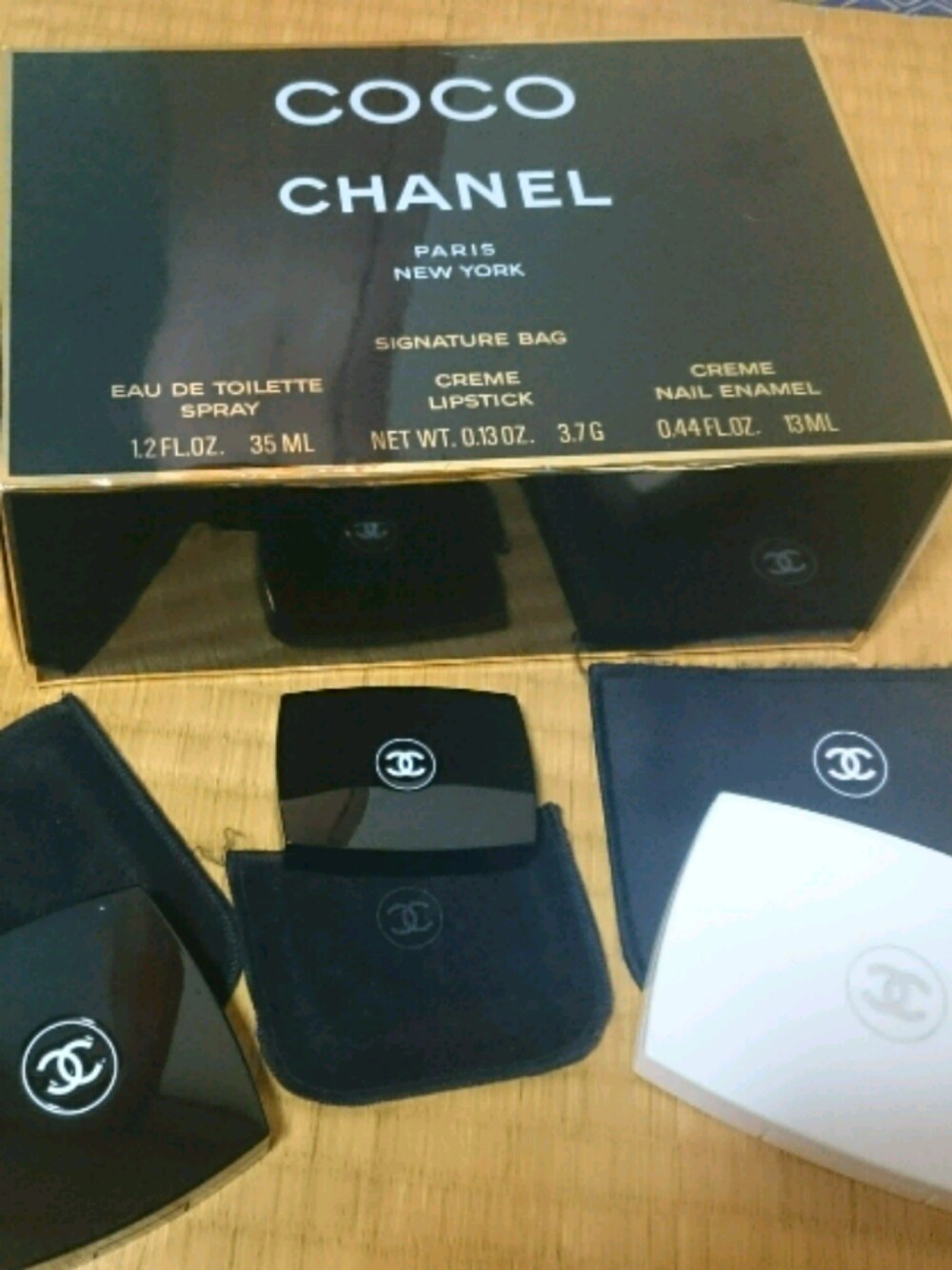 「chanel」｜「CHANELのアイテム（ポーチ、ブラック系）」を使った、よっかちゃんさん（レディース・159cm）の冬コーディネートの1枚目の写真
