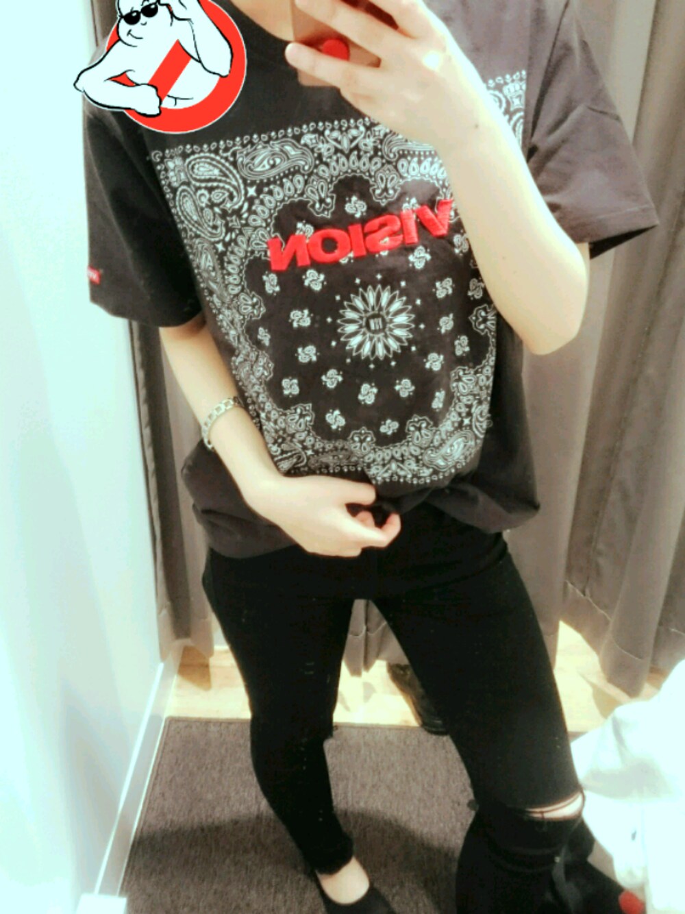 「シンプル、はるコーデ、ブラック、パンツスタイル、半袖シャツ、VISIONSTREETWEAR」｜「VISION STREET WEARのアイテム（Tシャツ/カットソー、ブラック系）」を使った、よっかちゃんさん（レディース・159cm）の春コーディネートの1枚目の写真