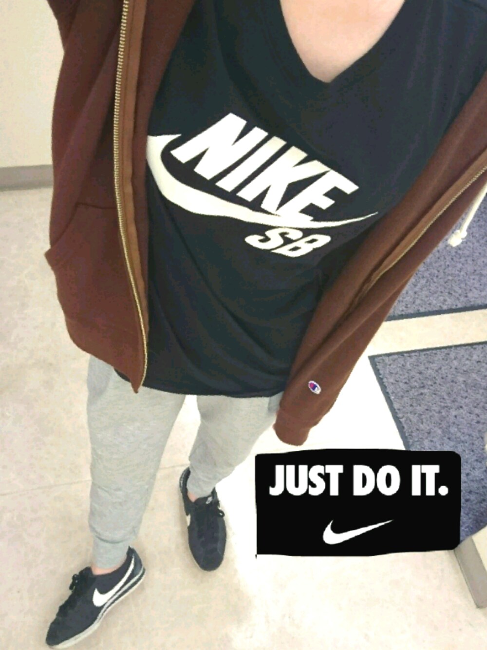 「休日スタイル、シンプル、ジムスタイル、ナイキ、NIKE、nike sb 、Champion」｜「NIKEのNIKE(ナイキ)/court SB dri fit logo t-shirt（Tシャツ/カットソー、ブラック系）」を使った、よっかちゃんさん（レディース・159cm）の夏コーディネートの1枚目の写真