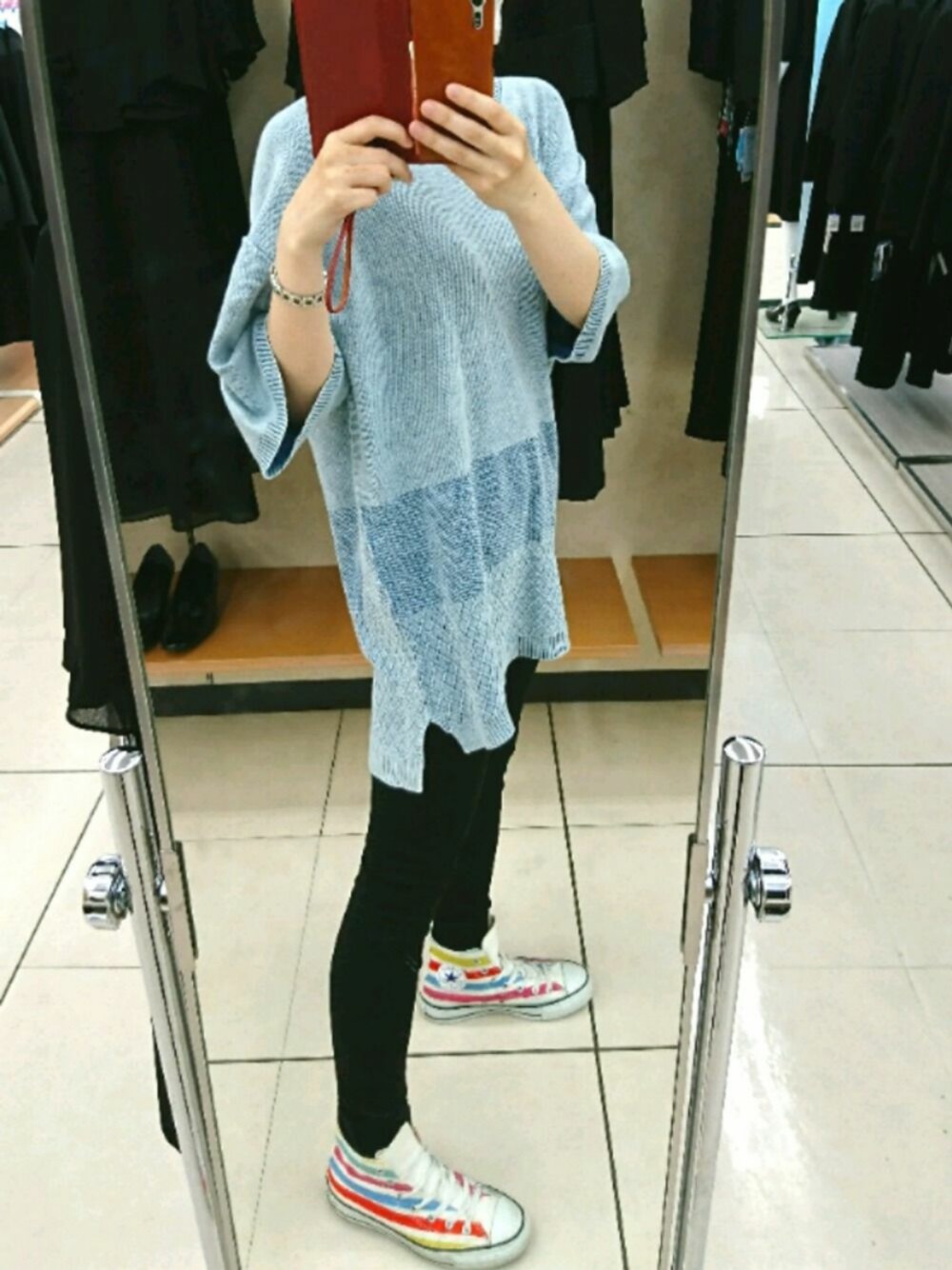 「カジュアル、デニム、ブラック、ビッグシルエット、コンバース、ユニクロ、UNIQLO、デニムシャツ、BAYCREST」｜「UNIQLOのWOMEN ウルトラストレッチジーンズA（デニムパンツ、ブラック系）」を使った、よっかちゃんさん（レディース・159cm）の夏コーディネートの1枚目の写真