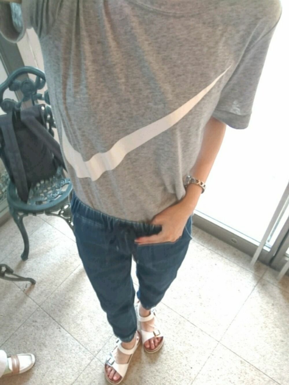 「カジュアルコーデ、Tシャツ×デニム、ナイキ、NIKE、UNIQLO、ユニクロ、GUCCI、シャツイン、デニム、サンダル」｜「UNIQLOのMEN ジョガーパンツ（デニム・レングス76cm）（デニムパンツ、ブルー系）」を使った、よっかちゃんさん（レディース・159cm）の夏コーディネートの1枚目の写真
