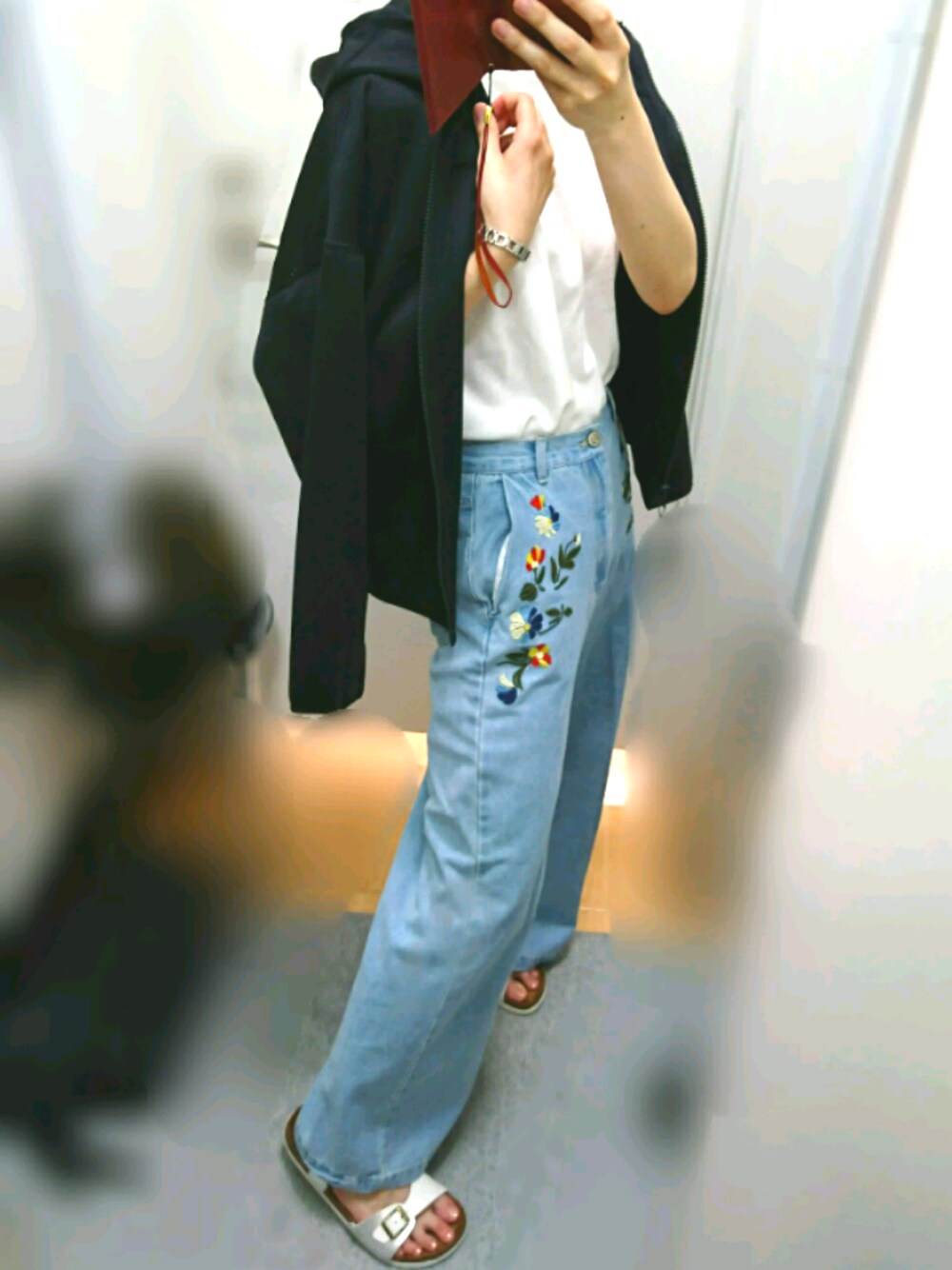 「休日スタイル、デニムパンツ、ガウチョパンツ、白、ノースリーブ、under armour、BACKNUMBER、サンダル」｜「UNDER ARMOURのUNDERARMOUR チャージドコットンストーム フーディ―（パーカー、ブラック系）」を使った、よっかちゃんさん（レディース・159cm）の夏コーディネートの1枚目の写真