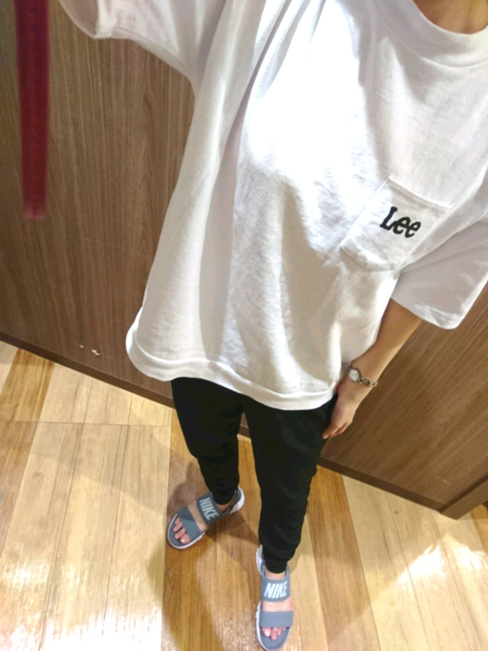 「休日スタイル、シンプル、サンダル、LEE、NIKE、UNIQLO、モノトーン、パンツスタイル、スポーツミックス」｜「Leeの【Lee】モックネックTシャツ （Tシャツ/カットソー、ホワイト系）」を使った、よっかちゃんさん（レディース・159cm）の夏コーディネートの1枚目の写真