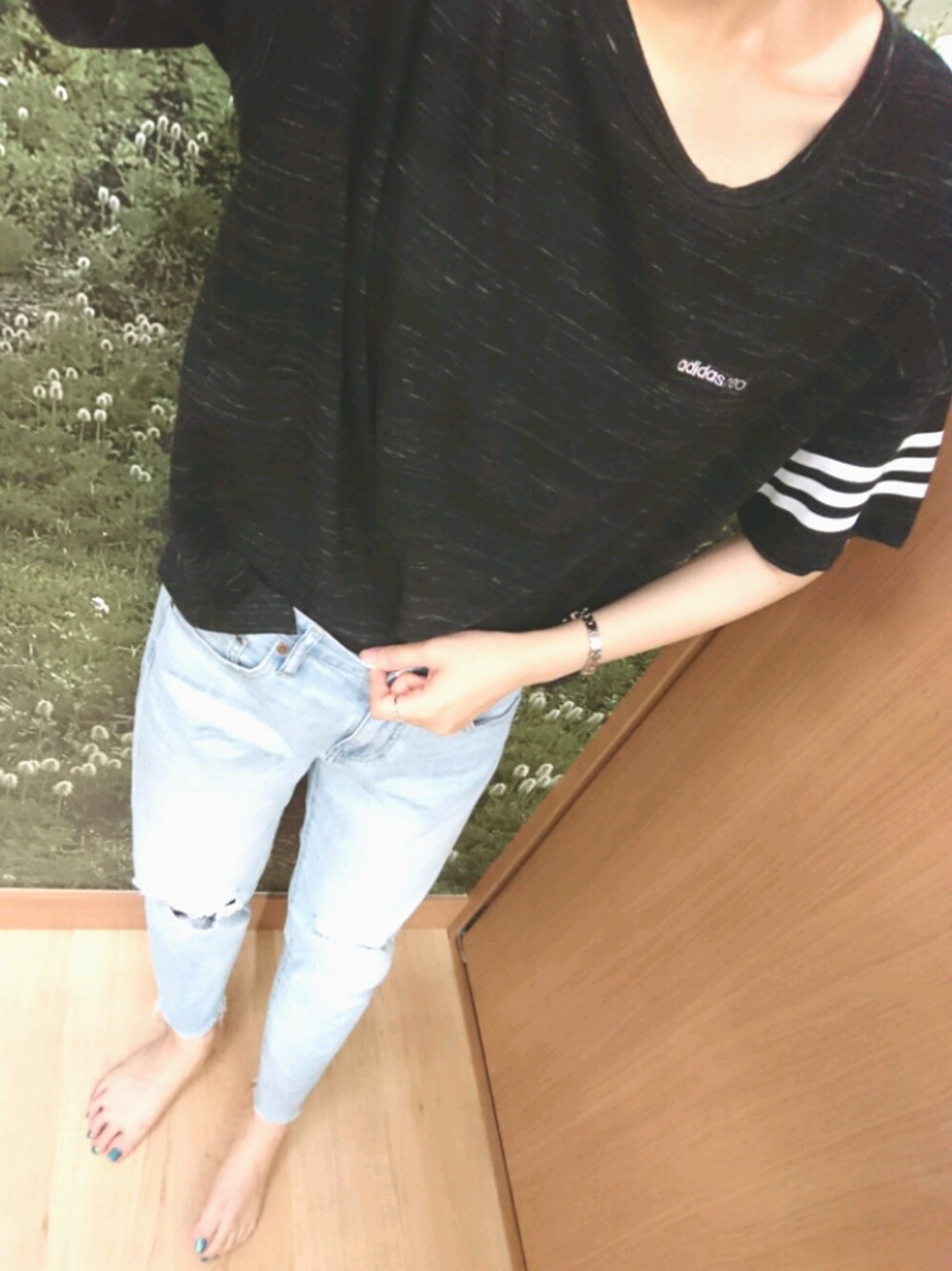 「adidas、UNIQLO、ネイル、シンプル、パンツスタイル、黒、低身長、カジュアルコーデ、裸足」｜「adidasのアイテム（Tシャツ/カットソー、ブラック系）」を使った、よっかちゃんさん（レディース・159cm）の夏コーディネートの1枚目の写真