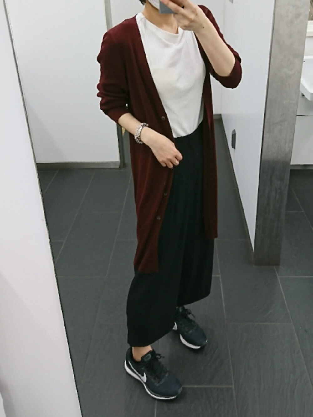 「UNIQLO、NIKE、シンプルコーデ、秋コーデ、オトナカジュアル、カジュアルコーデ、黒、モノトーン」｜「NIKEのペガサス34（スニーカー、ブラック系）」を使った、よっかちゃんさん（レディース・159cm）の秋コーディネートの1枚目の写真
