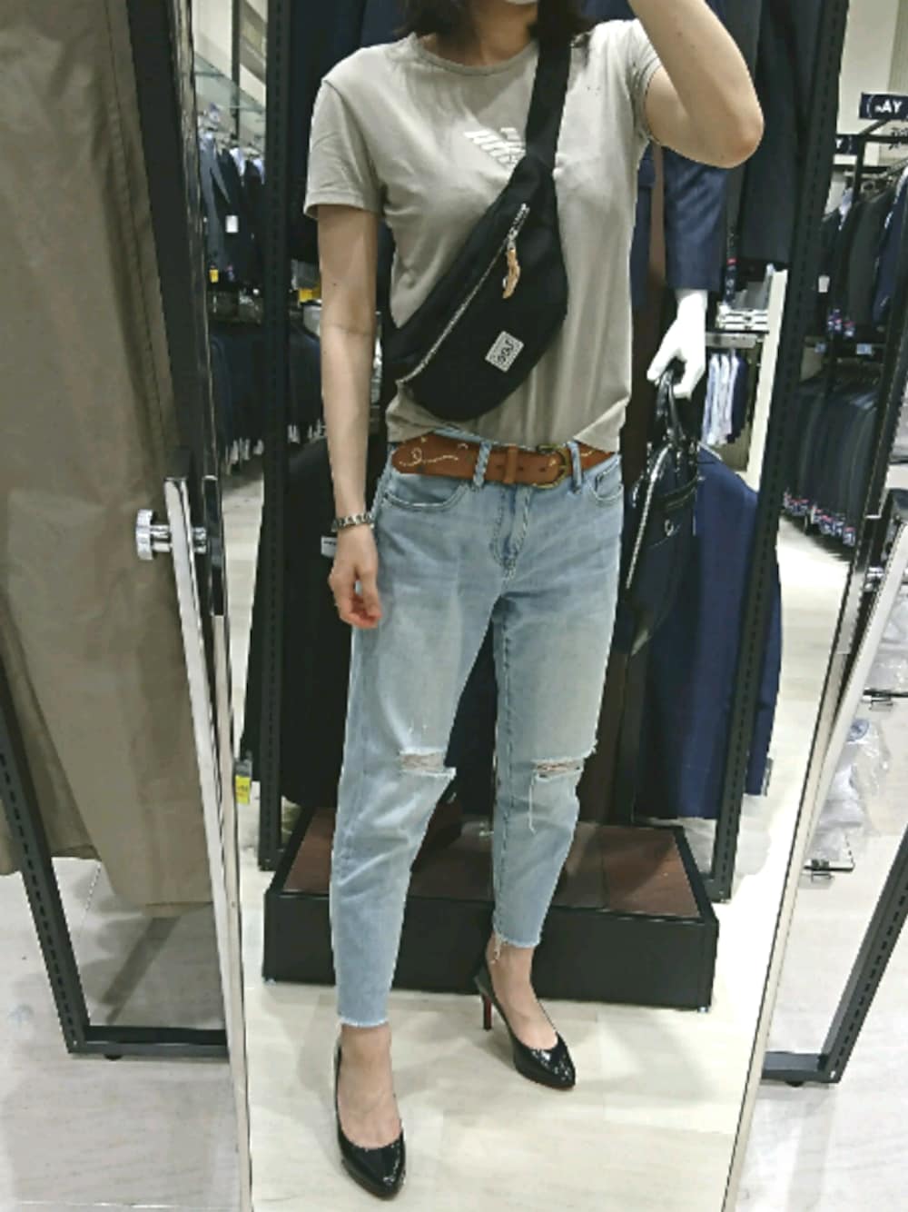 「シンプルコーデ、大人カジュアル、夏コーデ、LEE、EMPORIO ARMANI、DOLCE&GABBANA、休日スタイル、デニム、カジュアルコーデ、パンプス」｜「Leeのボディバッグ（ボディバッグ/ウエストポーチ、ブラック系）」を使った、よっかちゃんさん（レディース・159cm）の夏コーディネートの1枚目の写真