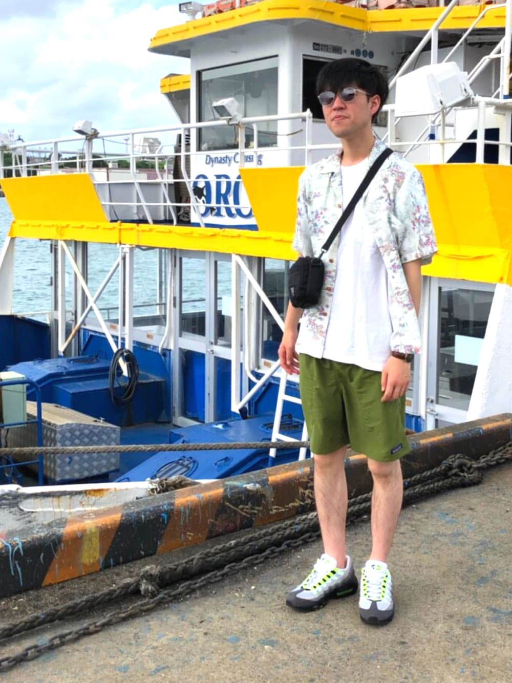 ホワイト系のTシャツ/カットソー、ホワイト系のシャツ/ブラウス、ブラック系のショルダーバッグを着用したメンズの秋コーディネートの1枚目の写真