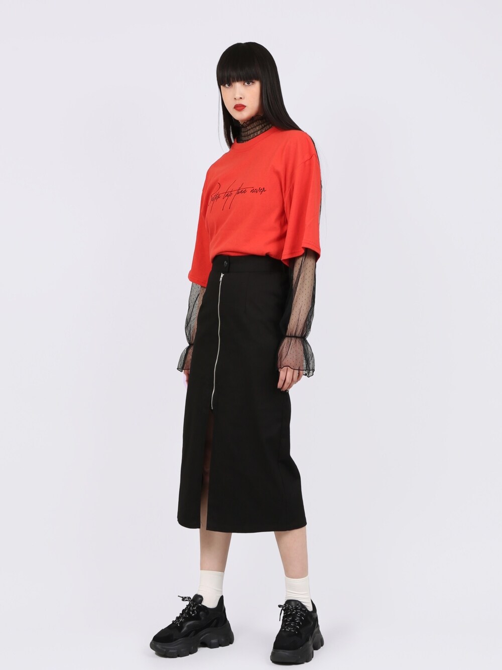 レッド系のTシャツ/カットソー、ブラック系のTシャツ/カットソー、ブラック系のスカートを着用したレディースの春コーディネートの1枚目の写真
