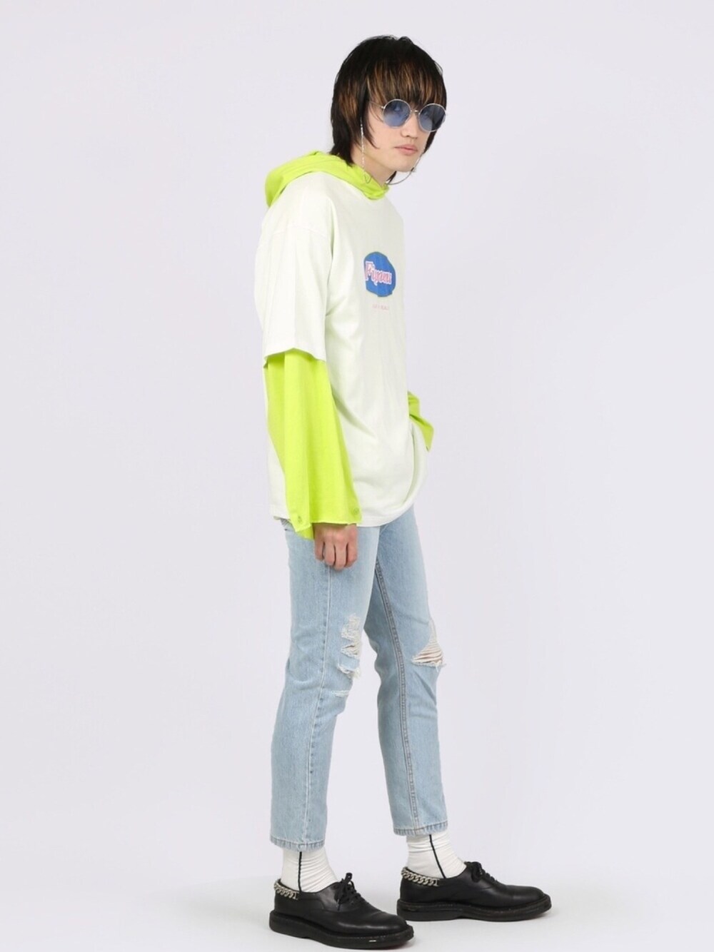 ホワイト系のTシャツ/カットソー、イエロー系のTシャツ/カットソー、ブルー系のデニムパンツを着用したメンズの春コーディネートの1枚目の写真