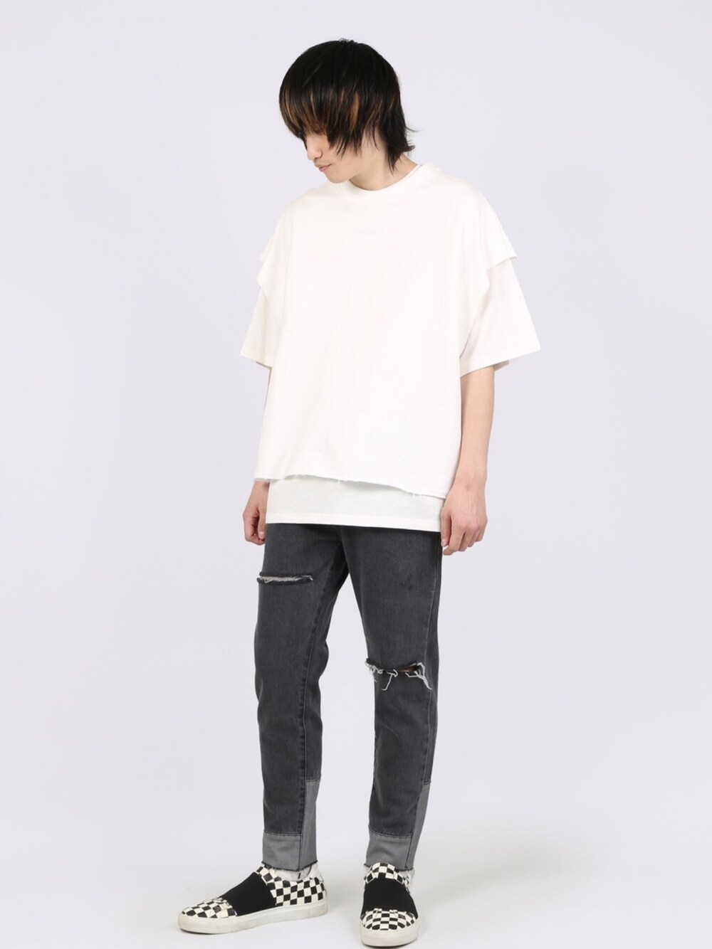 ホワイト系のTシャツ/カットソー、ブラック系のデニムパンツを着用したメンズの春コーディネートの1枚目の写真